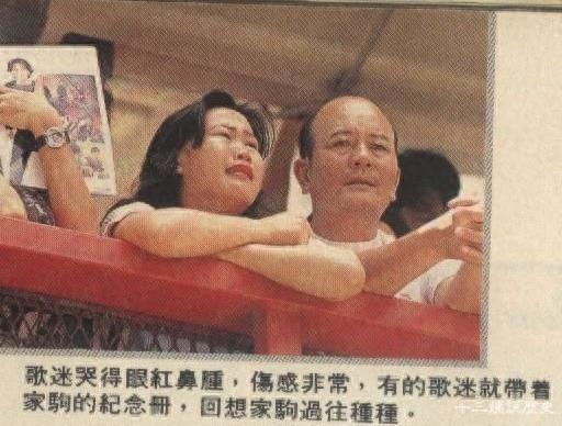 实拍黄家驹的葬礼：日本人扶灵，香港万人送行，黑色吉他伴随下葬