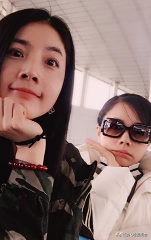 王二妮全家近照，农村姑娘逆袭时尚女神，淳朴老公高大帅气