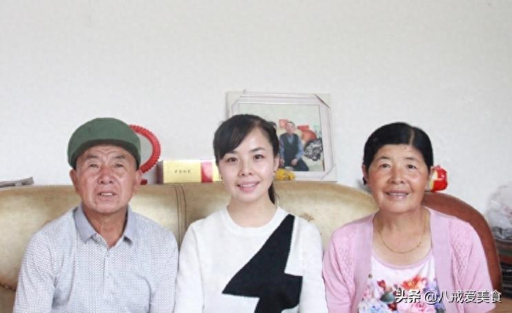 王二妮全家近照，农村姑娘逆袭时尚女神，淳朴老公高大帅气