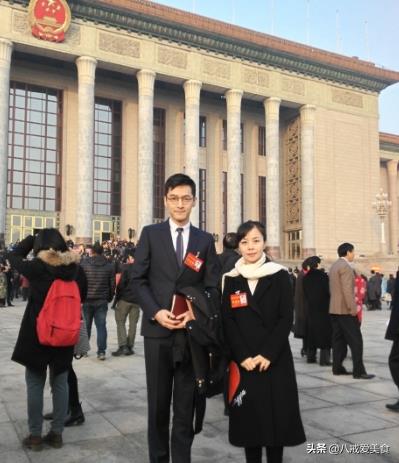 王二妮全家近照，农村姑娘逆袭时尚女神，淳朴老公高大帅气