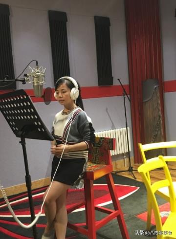 王二妮全家近照，农村姑娘逆袭时尚女神，淳朴老公高大帅气