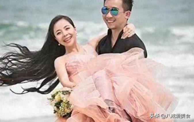 王二妮全家近照，农村姑娘逆袭时尚女神，淳朴老公高大帅气
