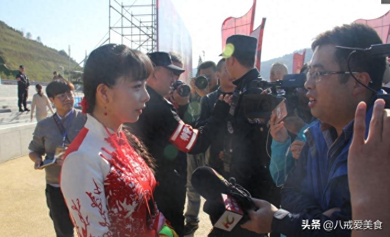 王二妮全家近照，农村姑娘逆袭时尚女神，淳朴老公高大帅气