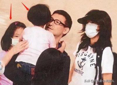 ​张学友17岁小女儿首露脸！穿背心身材有料，可惜没继承爸妈高颜值