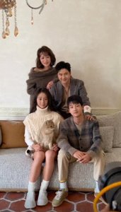 ​田亮新年全家福曝光，亮仔身高超170姐姐，颜值帅气获赞像吴彦祖