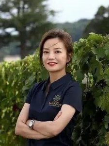 ​44岁赵薇现身葡萄庄园，开怀大笑，还是当年那个活泼可爱的小燕子