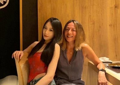 ​范志毅原配妻子罕现身：与女儿庆生穿着时尚，母女合影宛如姐妹花