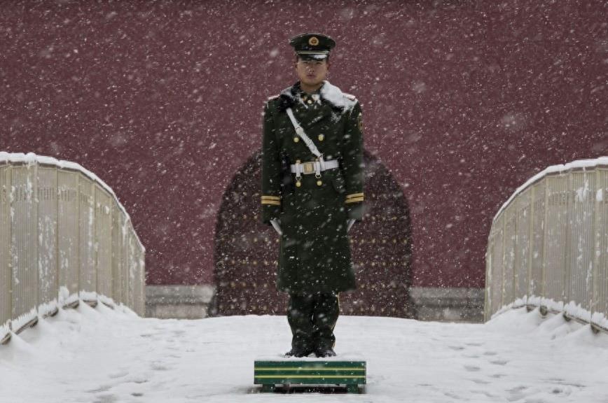 直击冰天雪地里站岗的军人，最后一张戳中泪点！