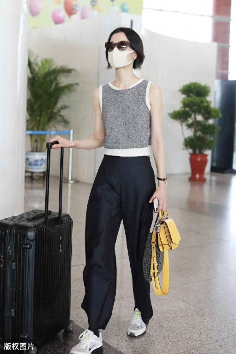 37岁杜鹃机场露面 不愧是超模，身材令无数路人羡慕着迷