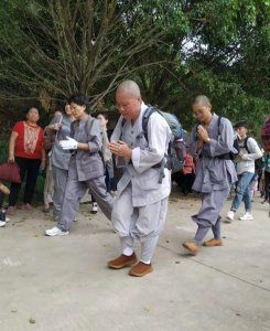 ​楞严法研究者圣空法师与海促会主席一起进行拜山活动