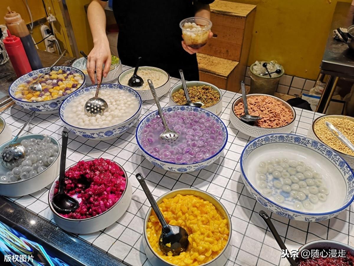 四川成都建设路小吃街重新开业,美食爱好者慕名前来