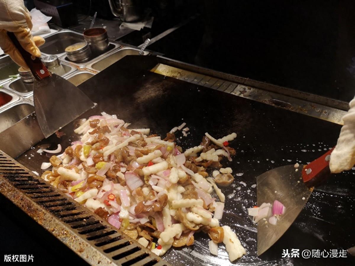 四川成都建设路小吃街重新开业,美食爱好者慕名前来