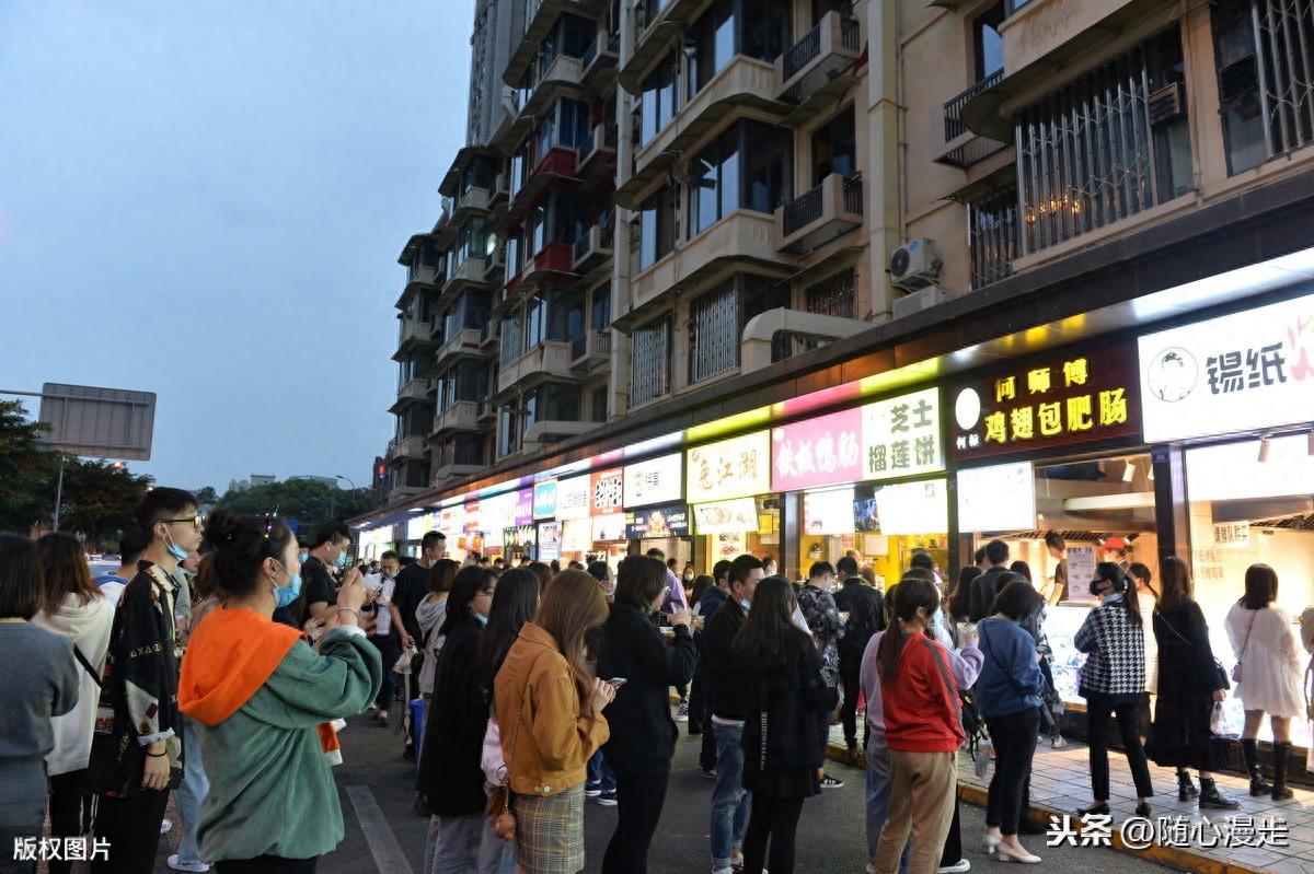 四川成都建设路小吃街重新开业,美食爱好者慕名前来