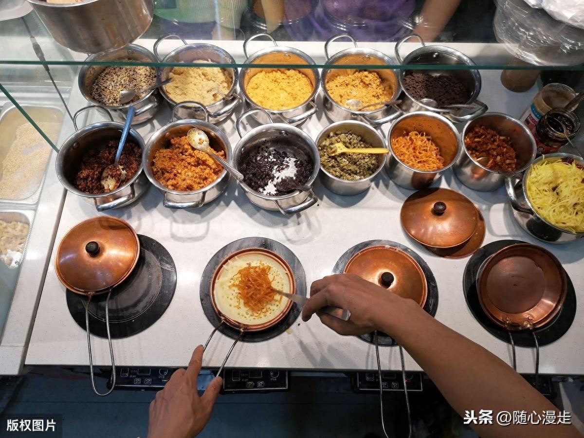 四川成都建设路小吃街重新开业,美食爱好者慕名前来