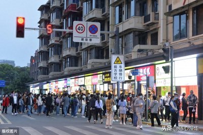 ​四川成都建设路小吃街重新开业，美食爱好者慕名前来