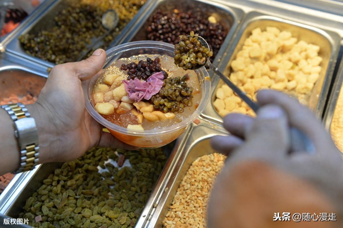 四川成都建设路小吃街重新开业,美食爱好者慕名前来