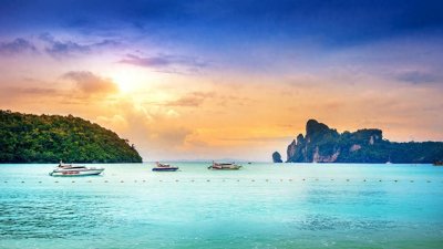 ​皮皮岛位于泰国普吉岛东南方，是由两个主要岛屿组成的姐妹岛