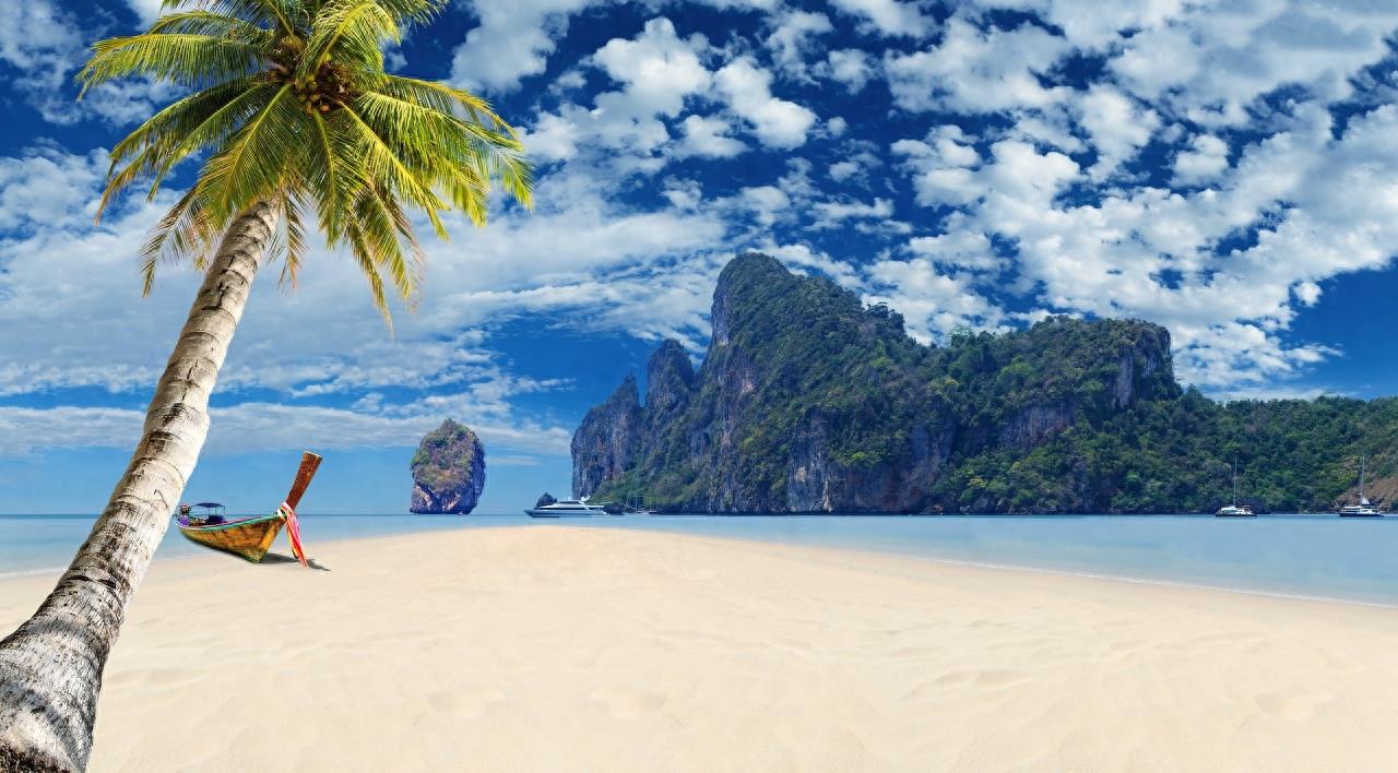 皮皮岛位于泰国普吉岛东南方，是由两个主要岛屿组成的姐妹岛