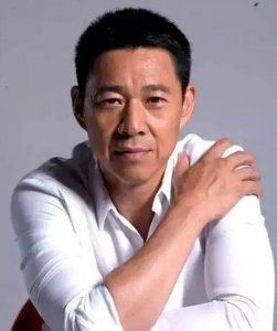 ​他是张丰毅的独生儿子，生父拒绝参加他的婚礼，继父为他不要孩子