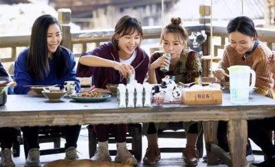 ​周笔畅、黄雅莉14年后拥抱破不和传闻，05“超女”同框让何炅飙泪