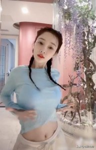 ​李小璐热舞过头，众人不买账，质疑空杯