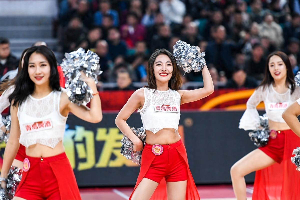 美女拉拉队颜值高，C位女孩交替轮换，你喜欢哪一个？