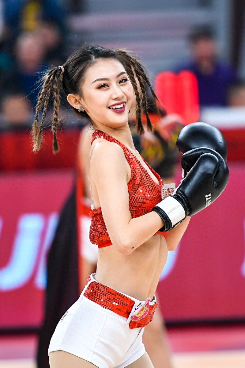 美女拉拉队颜值高，C位女孩交替轮换，你喜欢哪一个？