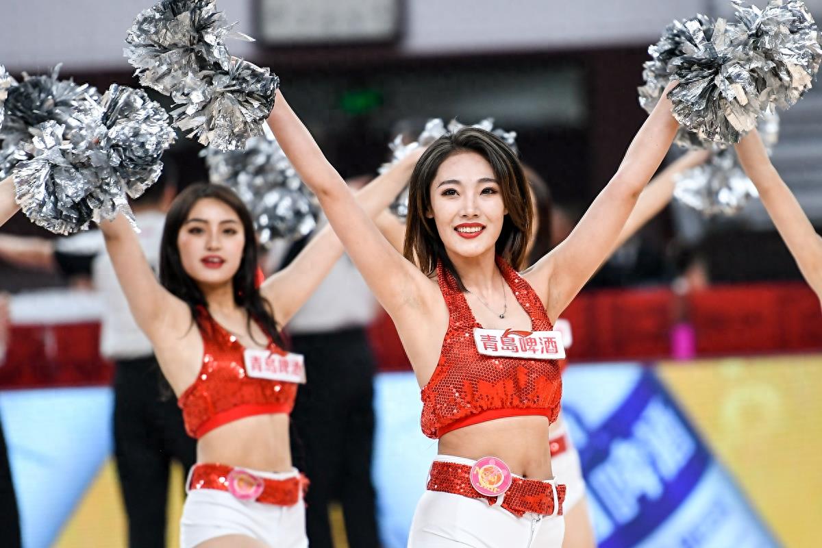 美女拉拉队颜值高，C位女孩交替轮换，你喜欢哪一个？
