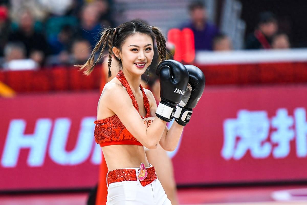 美女拉拉队颜值高，C位女孩交替轮换，你喜欢哪一个？
