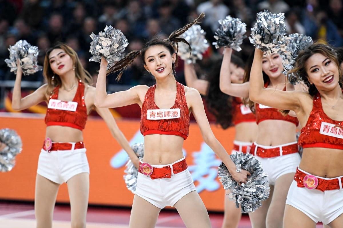 美女拉拉队颜值高，C位女孩交替轮换，你喜欢哪一个？