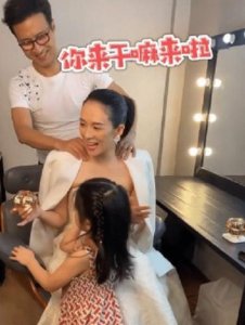 ​汪峰父女探班章子怡，亲自捏肩当众献吻，醒宝捧五亿珠宝淡定自若