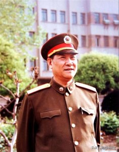 ​1985年，二炮领导班子调整，开国大校贺进恒到龄离休，谁来接替？