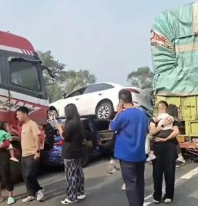 ​京哈高速惊魂一幕：多车相撞“叠罗汉”，拥堵绵延不绝！