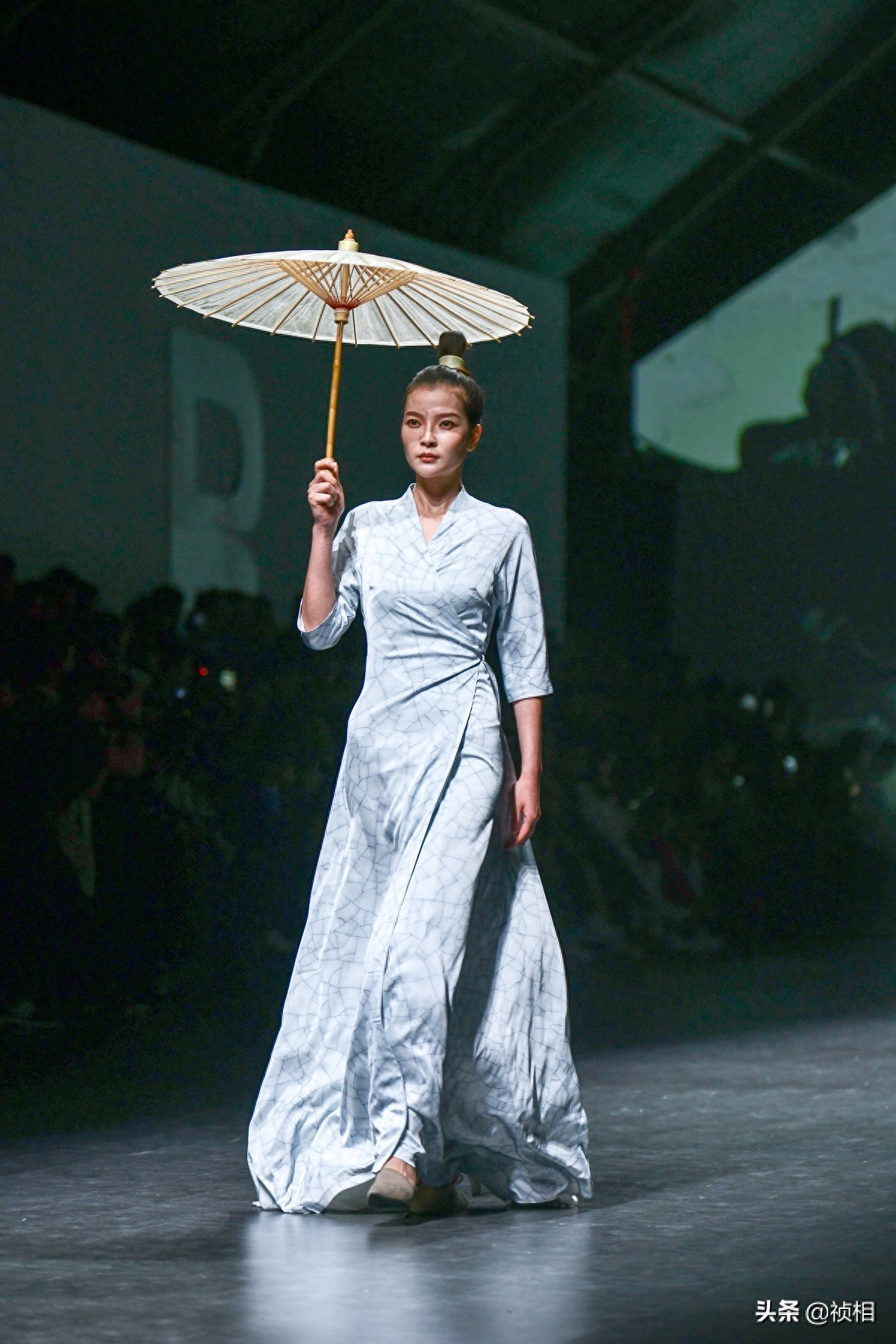 中国首席模特曾玲玲真的太美 郑州国际时装周娅丽达展示新款裤子