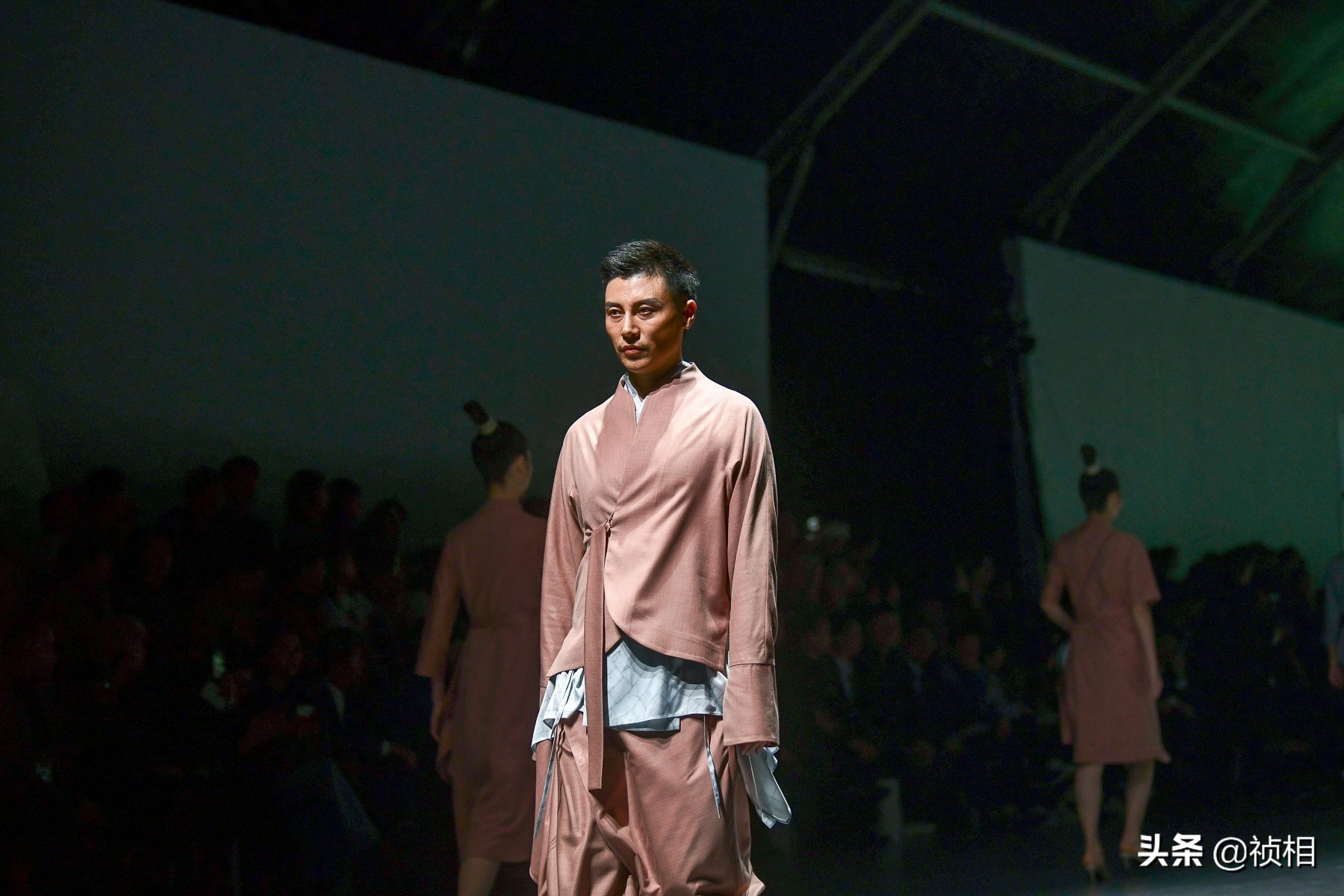 中国首席模特曾玲玲真的太美 郑州国际时装周娅丽达展示新款裤子