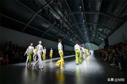 中国首席模特曾玲玲真的太美 郑州国际时装周娅丽达展示新款裤子