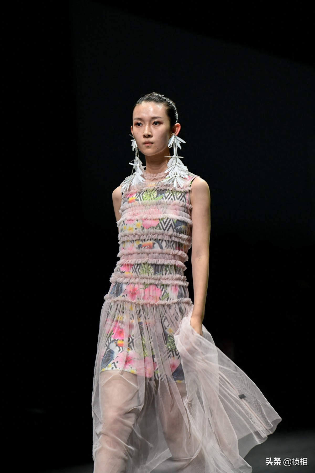 中国首席模特曾玲玲真的太美 郑州国际时装周娅丽达展示新款裤子