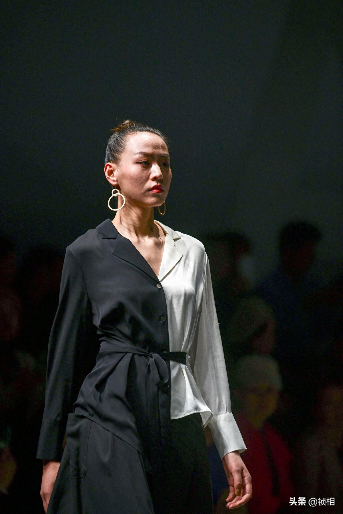 中国首席模特曾玲玲真的太美 郑州国际时装周娅丽达展示新款裤子