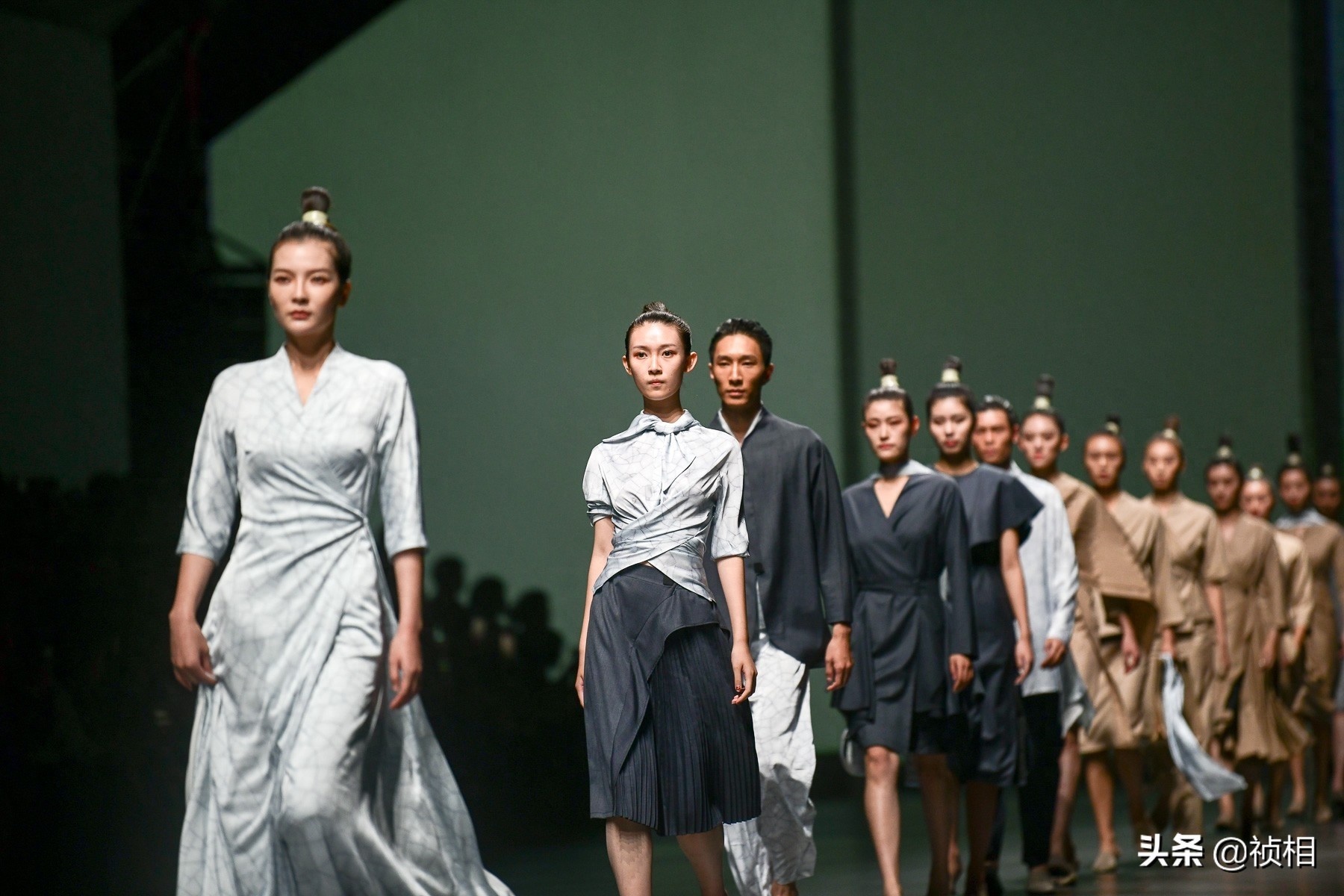 中国首席模特曾玲玲真的太美 郑州国际时装周娅丽达展示新款裤子