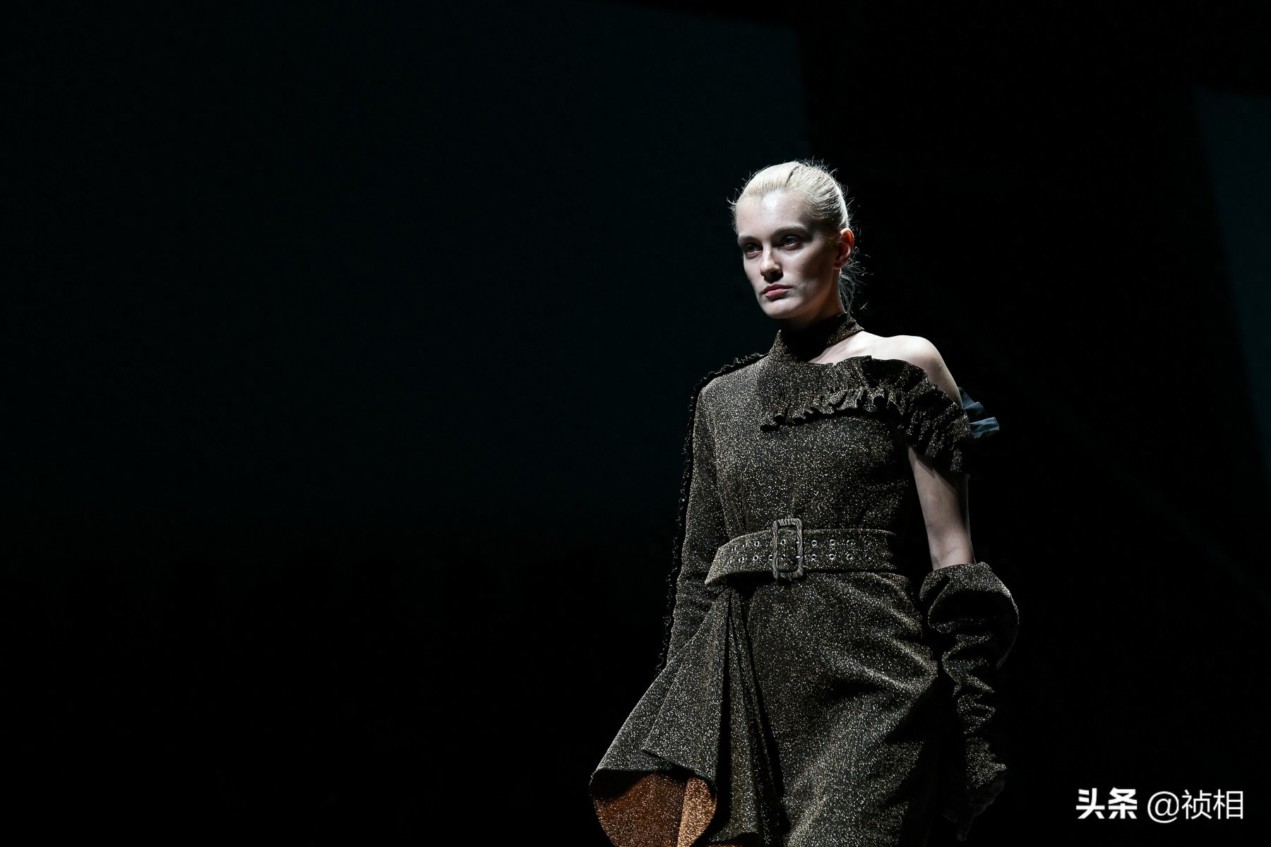 中国首席模特曾玲玲真的太美 郑州国际时装周娅丽达展示新款裤子