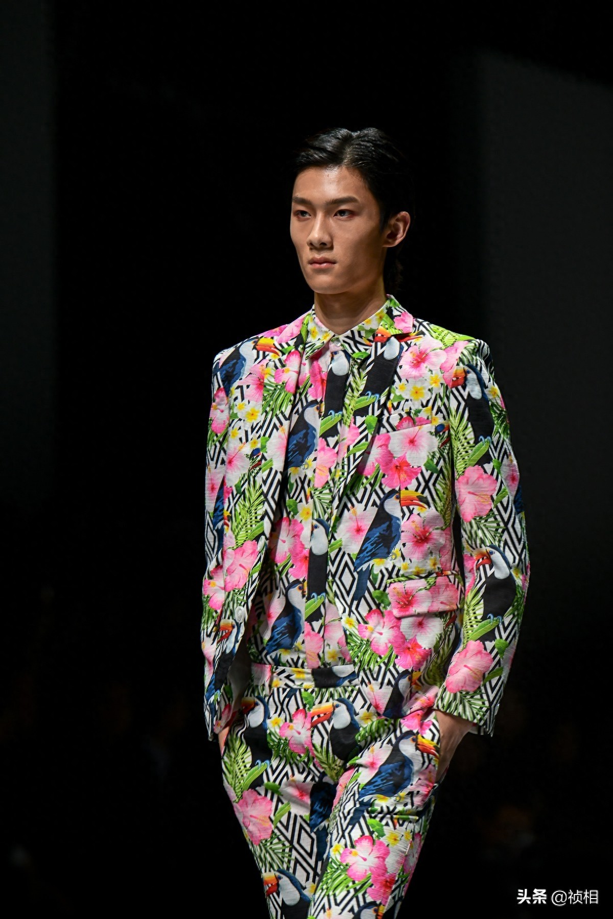 中国首席模特曾玲玲真的太美 郑州国际时装周娅丽达展示新款裤子