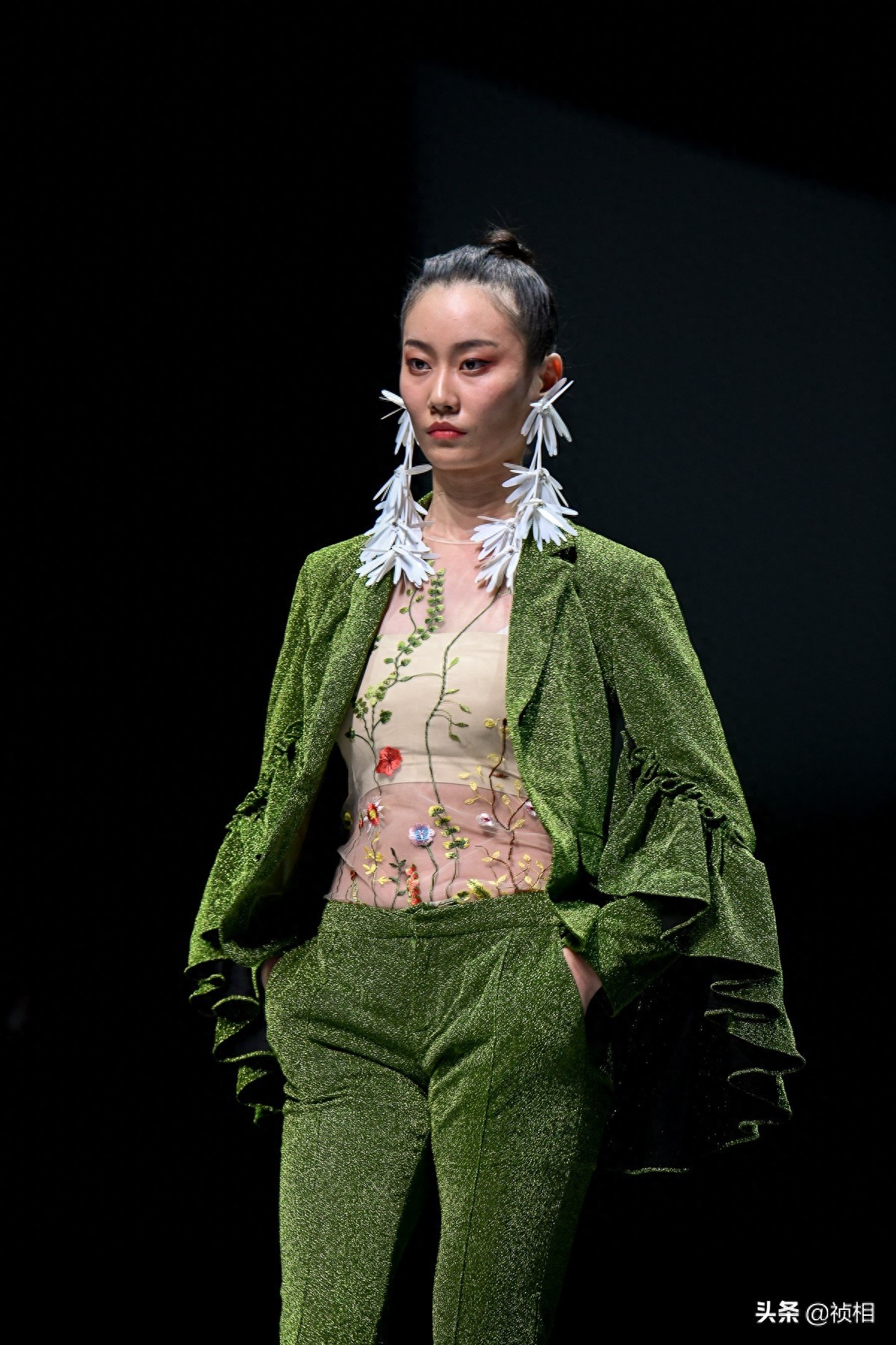 中国首席模特曾玲玲真的太美 郑州国际时装周娅丽达展示新款裤子