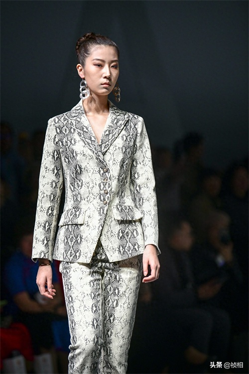 中国首席模特曾玲玲真的太美 郑州国际时装周娅丽达展示新款裤子