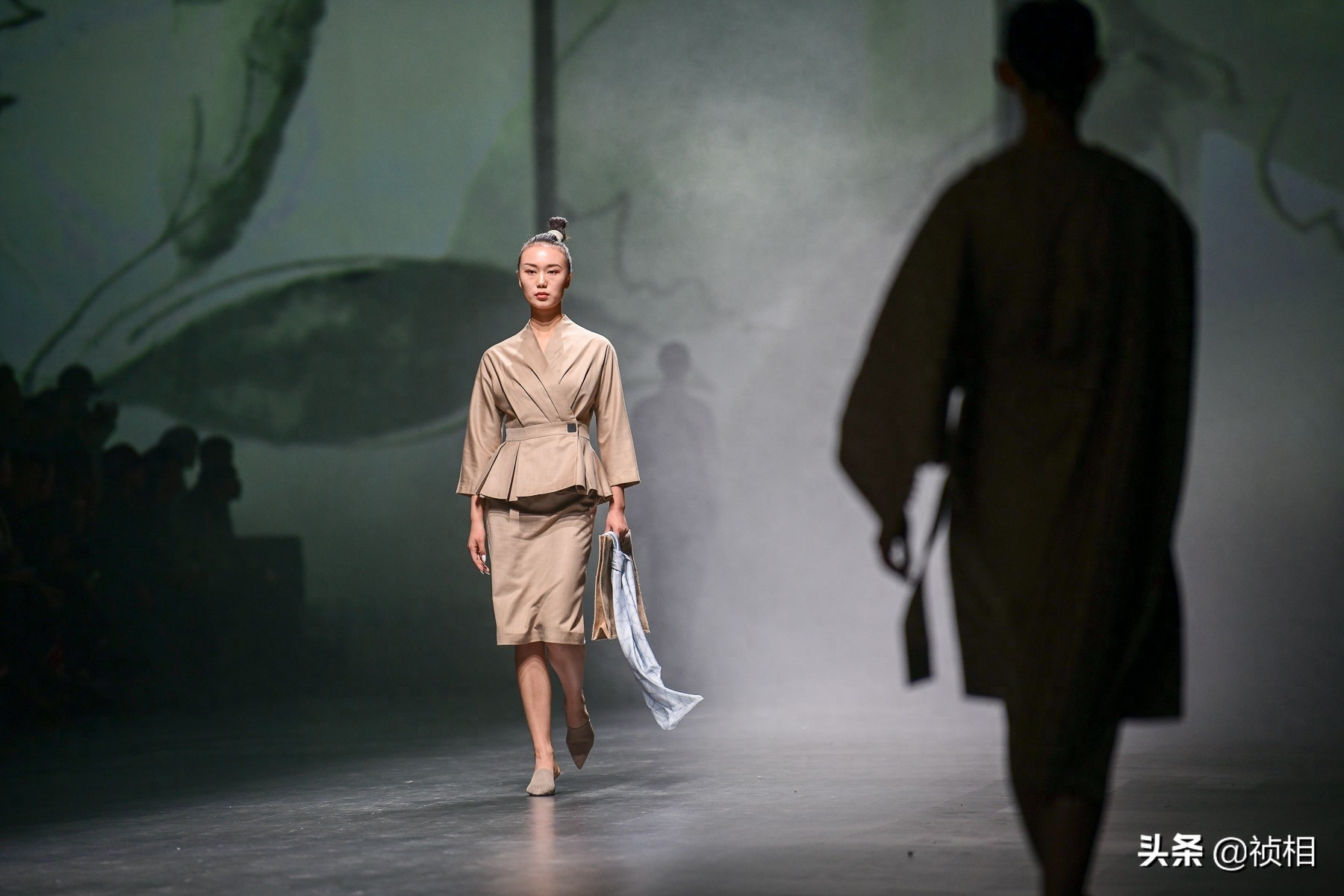 中国首席模特曾玲玲真的太美 郑州国际时装周娅丽达展示新款裤子