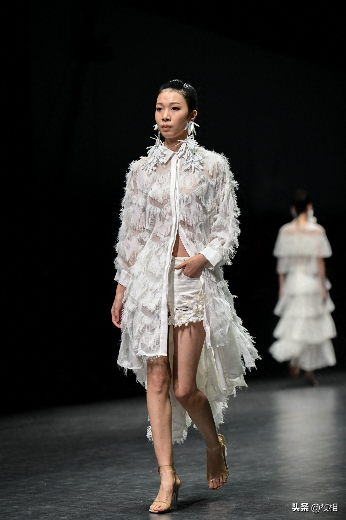 中国首席模特曾玲玲真的太美 郑州国际时装周娅丽达展示新款裤子