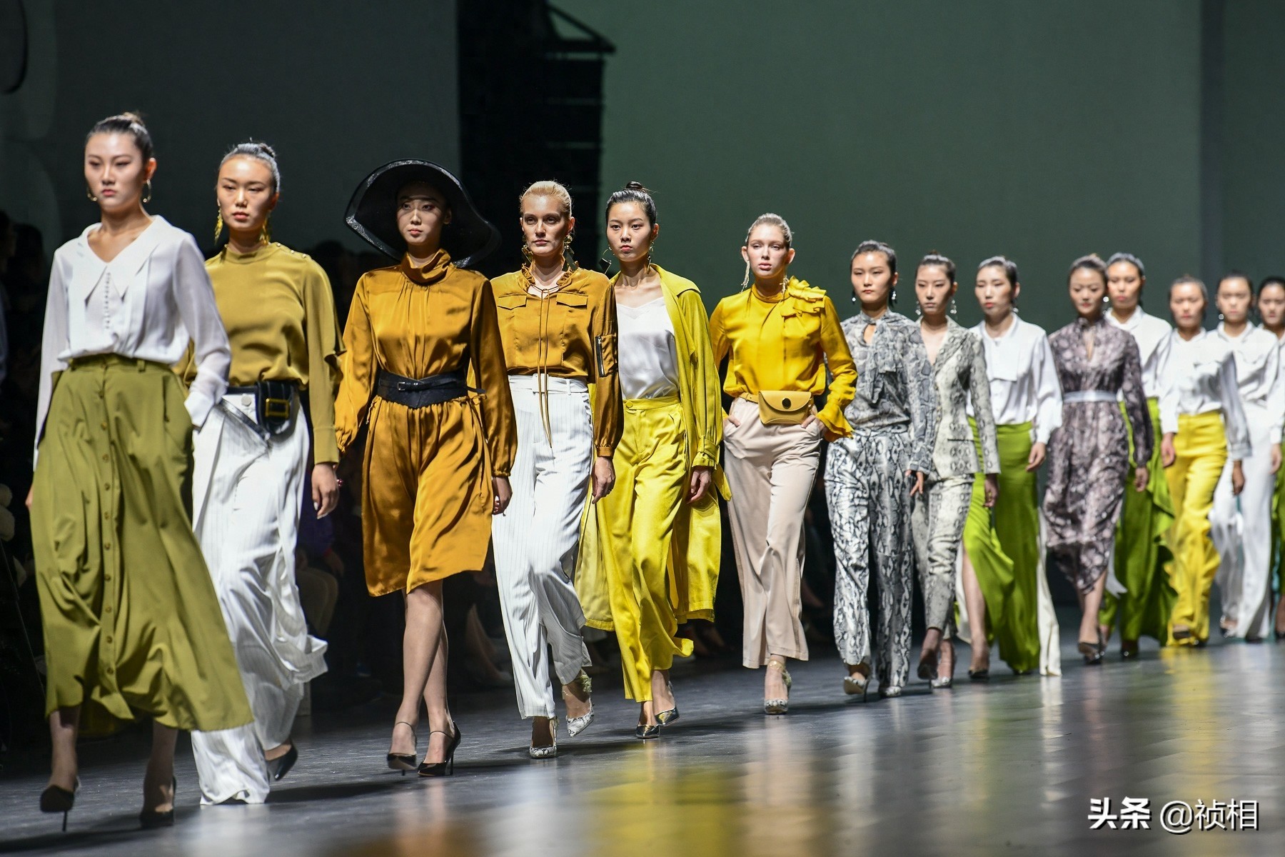 中国首席模特曾玲玲真的太美 郑州国际时装周娅丽达展示新款裤子