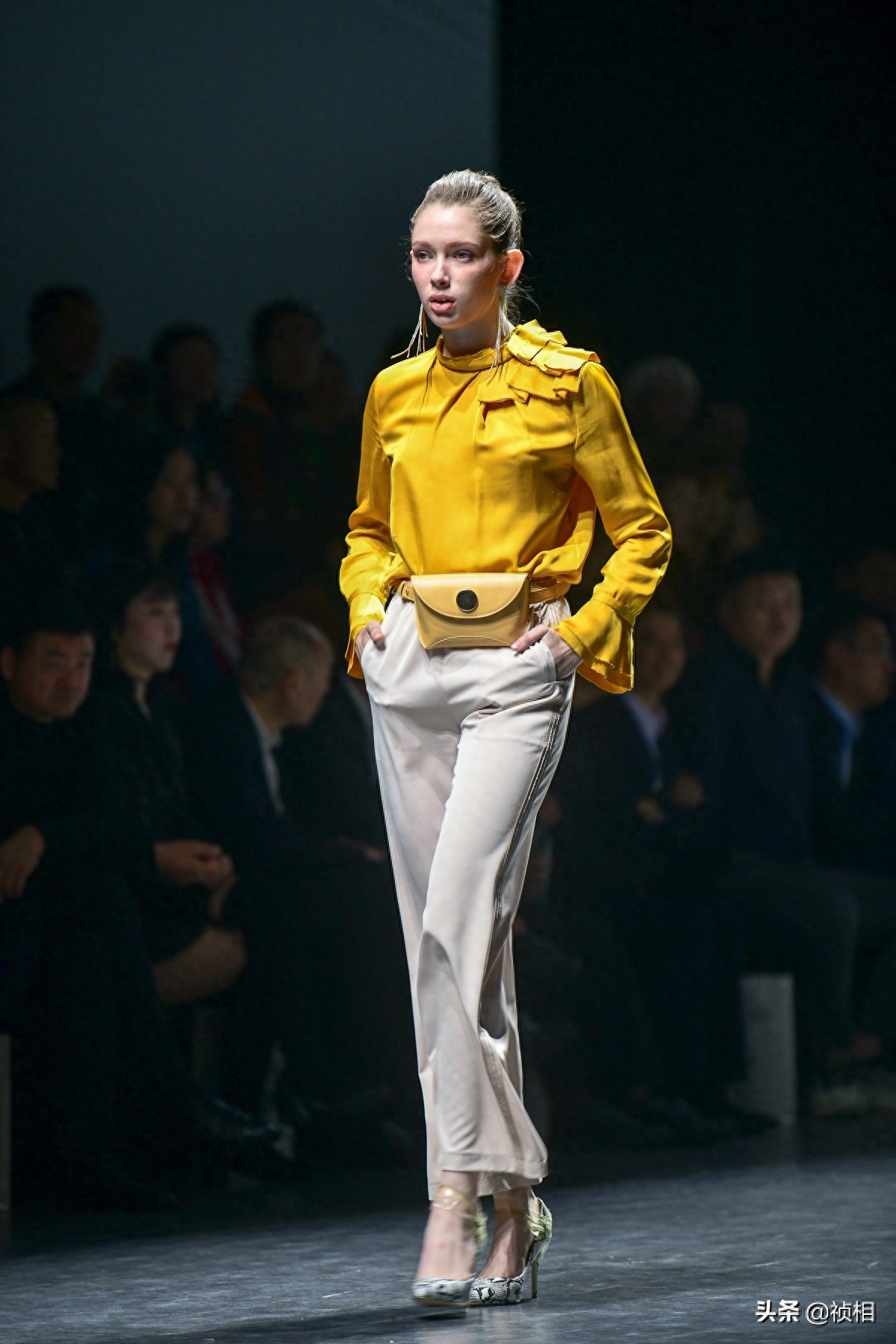 中国首席模特曾玲玲真的太美 郑州国际时装周娅丽达展示新款裤子