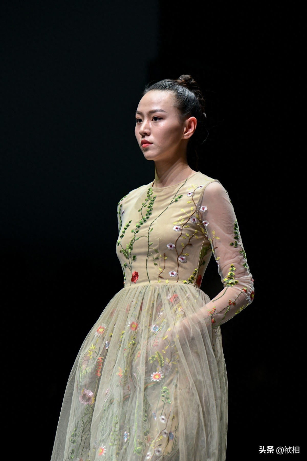 中国首席模特曾玲玲真的太美 郑州国际时装周娅丽达展示新款裤子