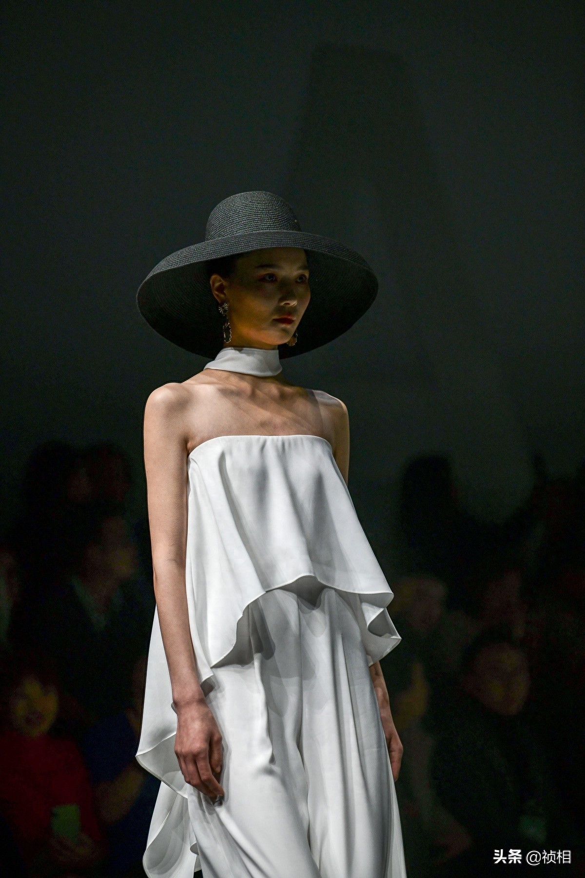 中国首席模特曾玲玲真的太美 郑州国际时装周娅丽达展示新款裤子