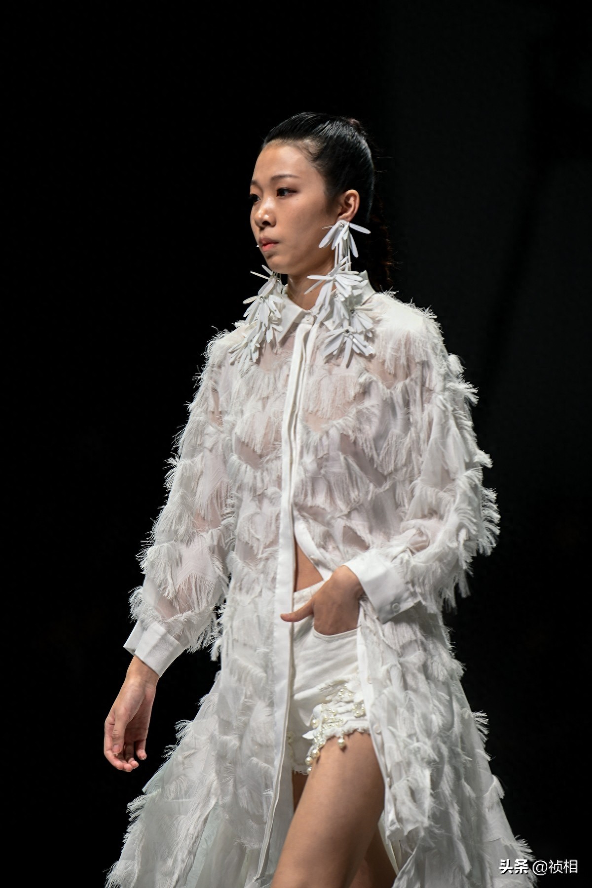 中国首席模特曾玲玲真的太美 郑州国际时装周娅丽达展示新款裤子